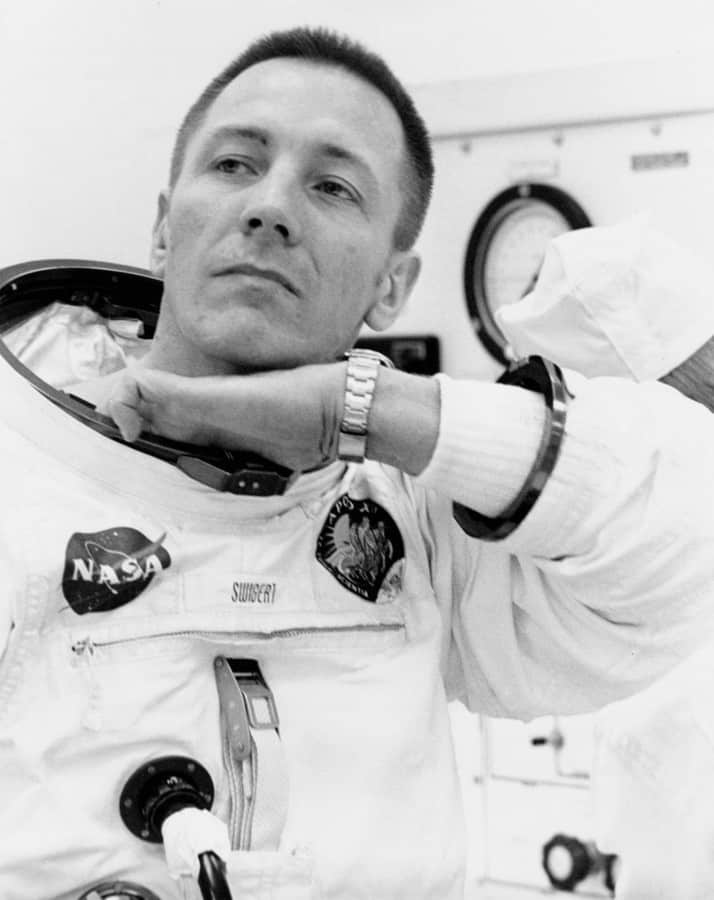 El astronauta Jack Swigert con su Omega