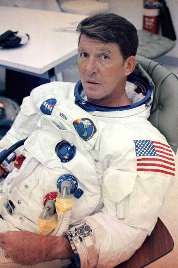 El astronauta Wally Schirra con su Omega Speedmaster durante el entrenamiento