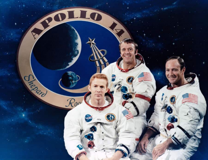La tripulación del Apolo 14 luciendo con orgullo sus Speedmasters emitidos