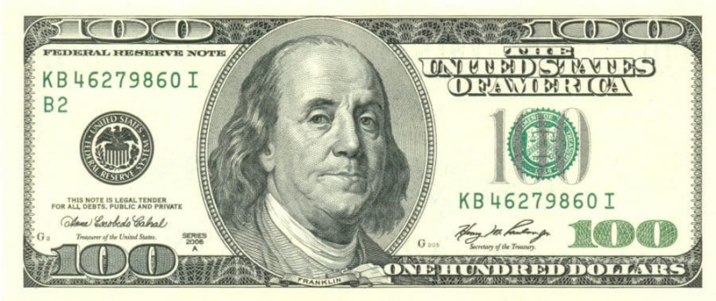 Americká dolarová bankovka se omotá kolem malého zápěstí