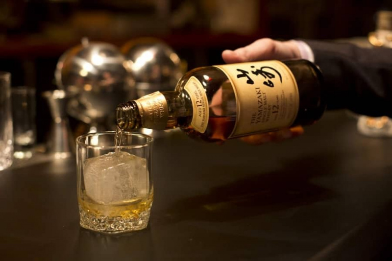 Verser du whisky japonais