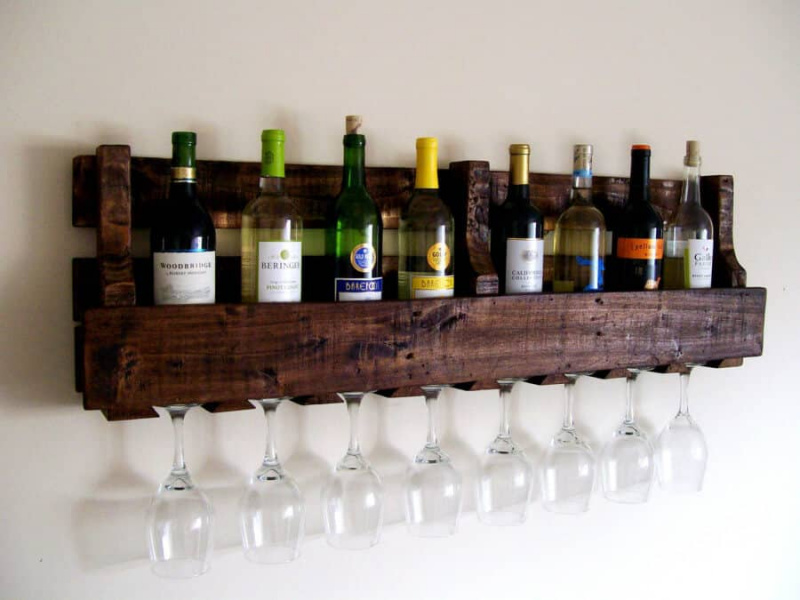 パレットから再生された木材は、ワインやスピリッツ用の素朴なホームバーの棚を作ります