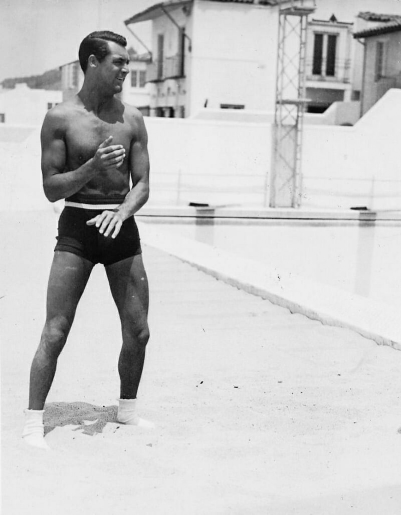 Cary Grant portant des chaussettes sur la plage