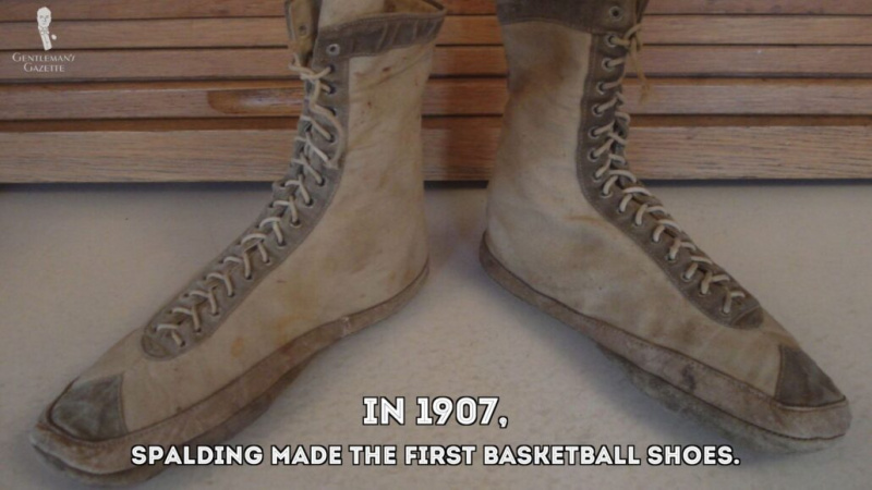 Vintage pár basketbalových bot Spalding [Image Credit: Deb Burr of whiskypointpottery]