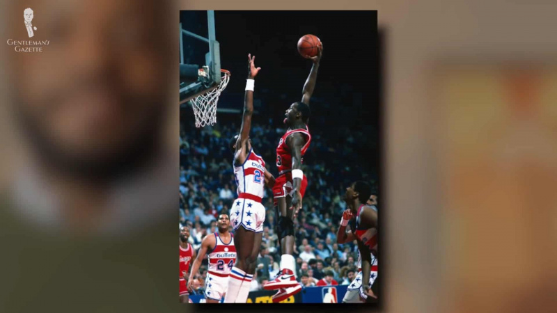 Další úhel basketbalového zápasu, kde Michael Jordan nosí své Nike Air Jordans.