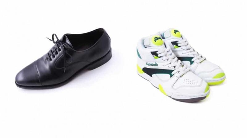 Super formální pracovní bota a pár tenisek Rebook.