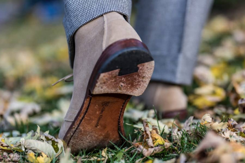 Įsilaužęs odinis padas iš gerų metų prigludusių chukka batų