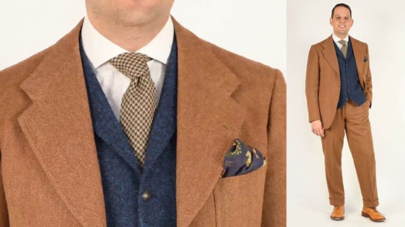 Um terno marrom clássico de duas peças com abotoamento simples combinado com um colete de tweed azul.