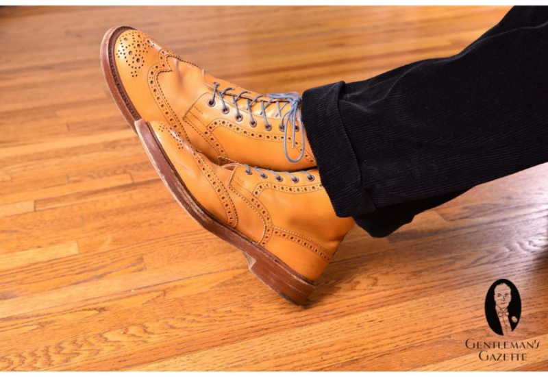Tan Wingtip šněrovací derby bota s modrošedými tkaničkami z kulaté voskované bavlny - od Fort Belvedere s černými manšestrovými kalhotami