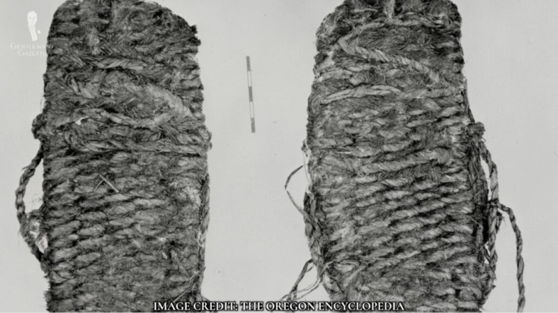 Pár sandálů z tkaných vláken nalezených v Oregonu