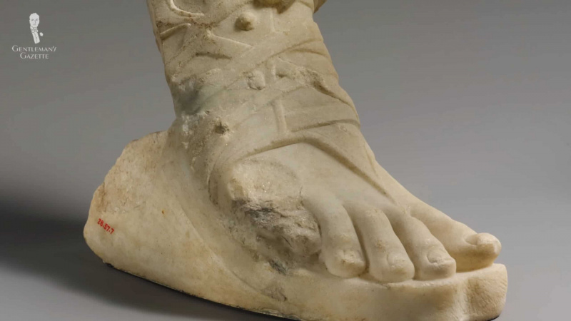 Conception de sandales militaires romaines, vues sur une sculpture.