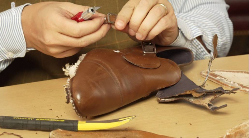 Zadní přezka boty s dvojitým mnišským řemínkem má elastický podvazek, který lze nastavit podle způsobu nošení.