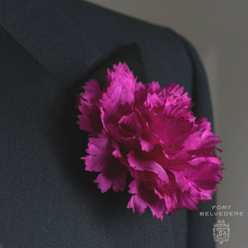 cuando se usa detalles de Purple Carnation Boutonniere
