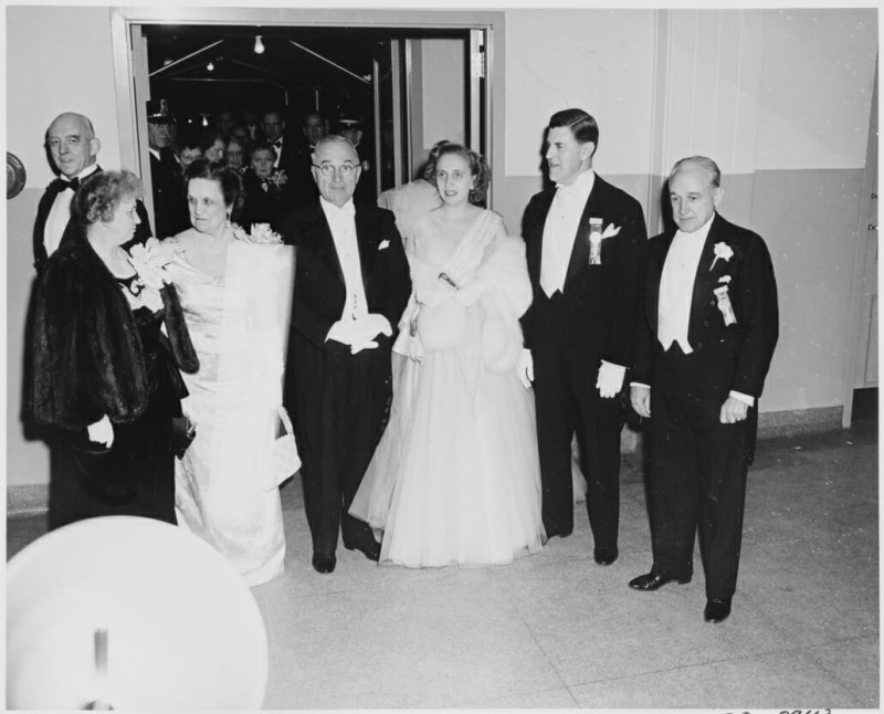 Fête présidentielle au bal inaugural de Truman - notez que les hommes portent une cravate blanche avec des gants blancs
