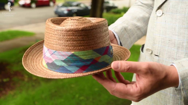 Um belo chapéu de palha para o verão.