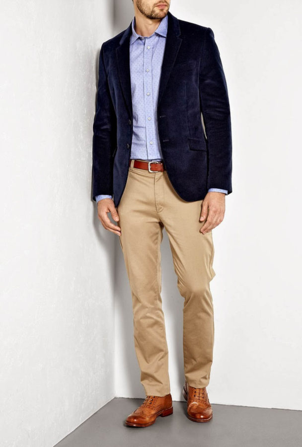Une chemise bleu clair pour les affaires décontractées avec un pantalon chino et un blazer