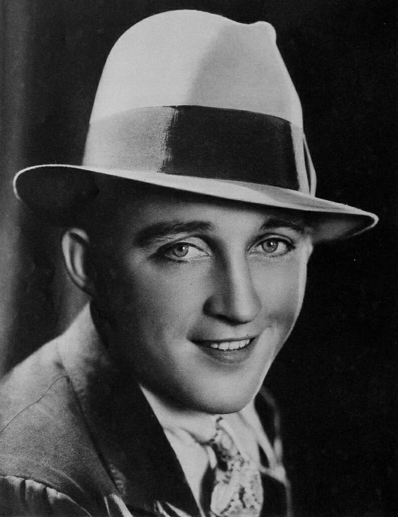 Bing Crosby em um chapéu com uma coroa alta