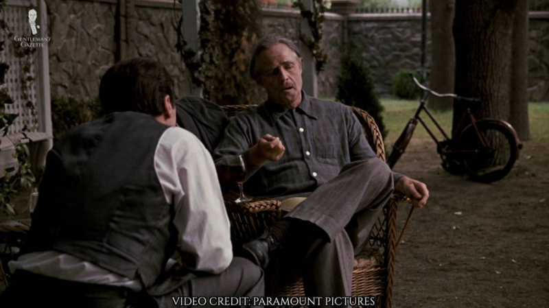 Don Vito peut être vu portant une tenue décontractée plus tard dans le film.