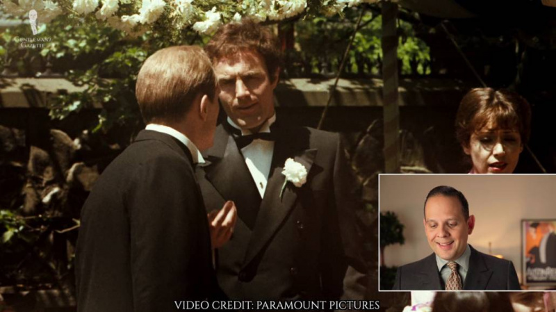 Sonny Corleone pode ser visto vestindo um terno de abotoamento duplo com lapelas de pico nesta cena.