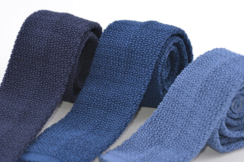 Différentes cravates en tricot dans les tons de bleu de Fort Belvedere