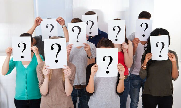 Faça perguntas inteligentes - Pessoas segurando? sobre seus rostos